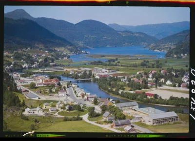 Forde-Wideroes-flyfoto Sentrum m Langebrua