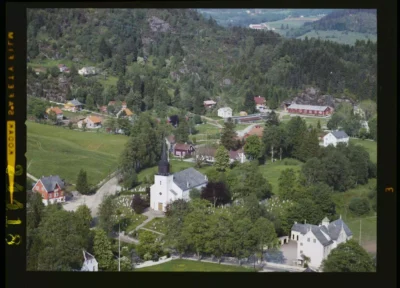 Forde-Wideroes-flyfoto Kyrkja